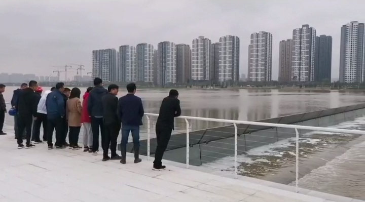 2021年11月，我司業(yè)務(wù)經(jīng)理陶云飛陪同西安領(lǐng)導(dǎo)參觀液壓壩蓄水現(xiàn)場